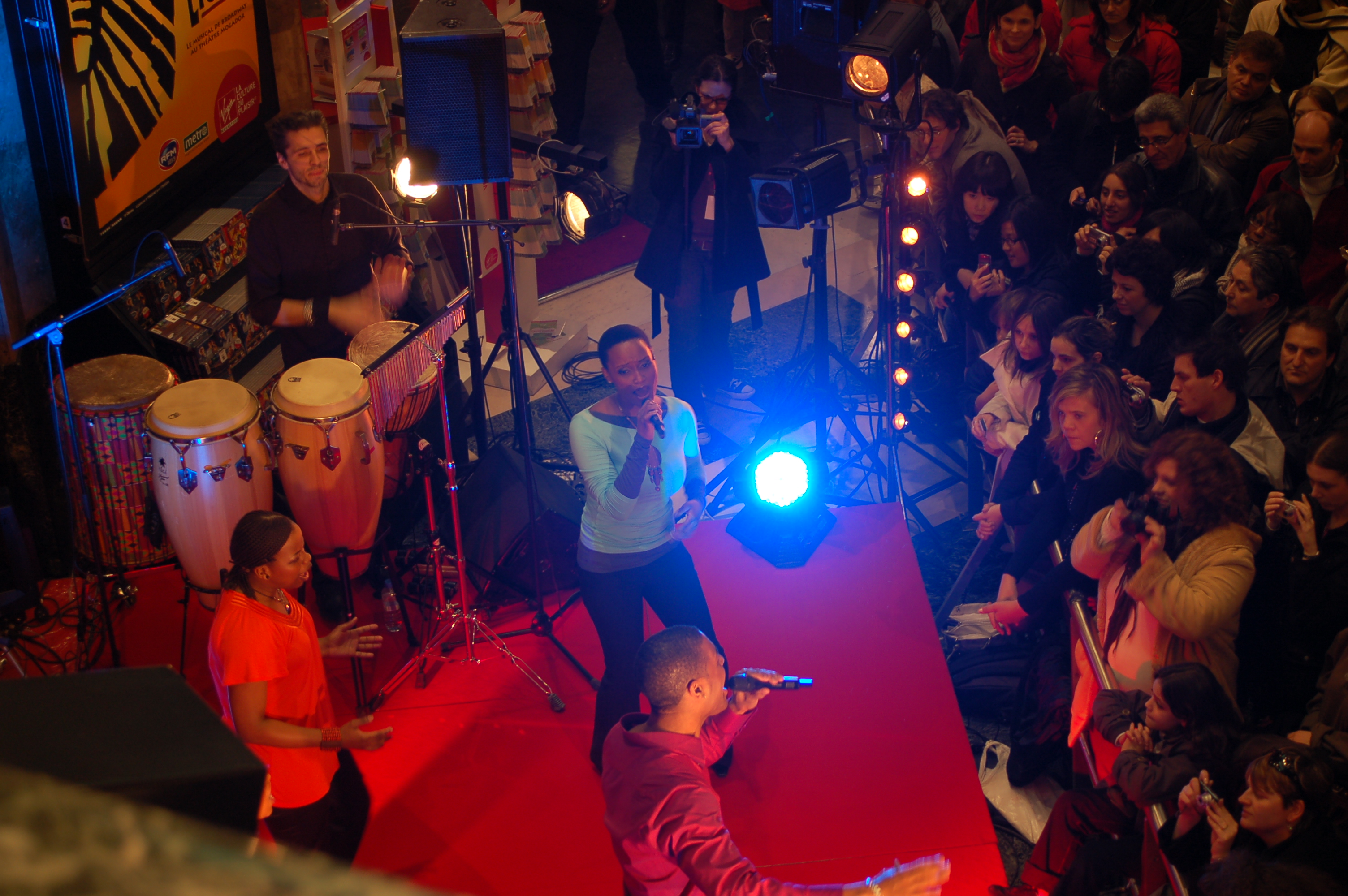 Le Roi Lion en mini-concert au Virgin Megastore - Il vit en toi