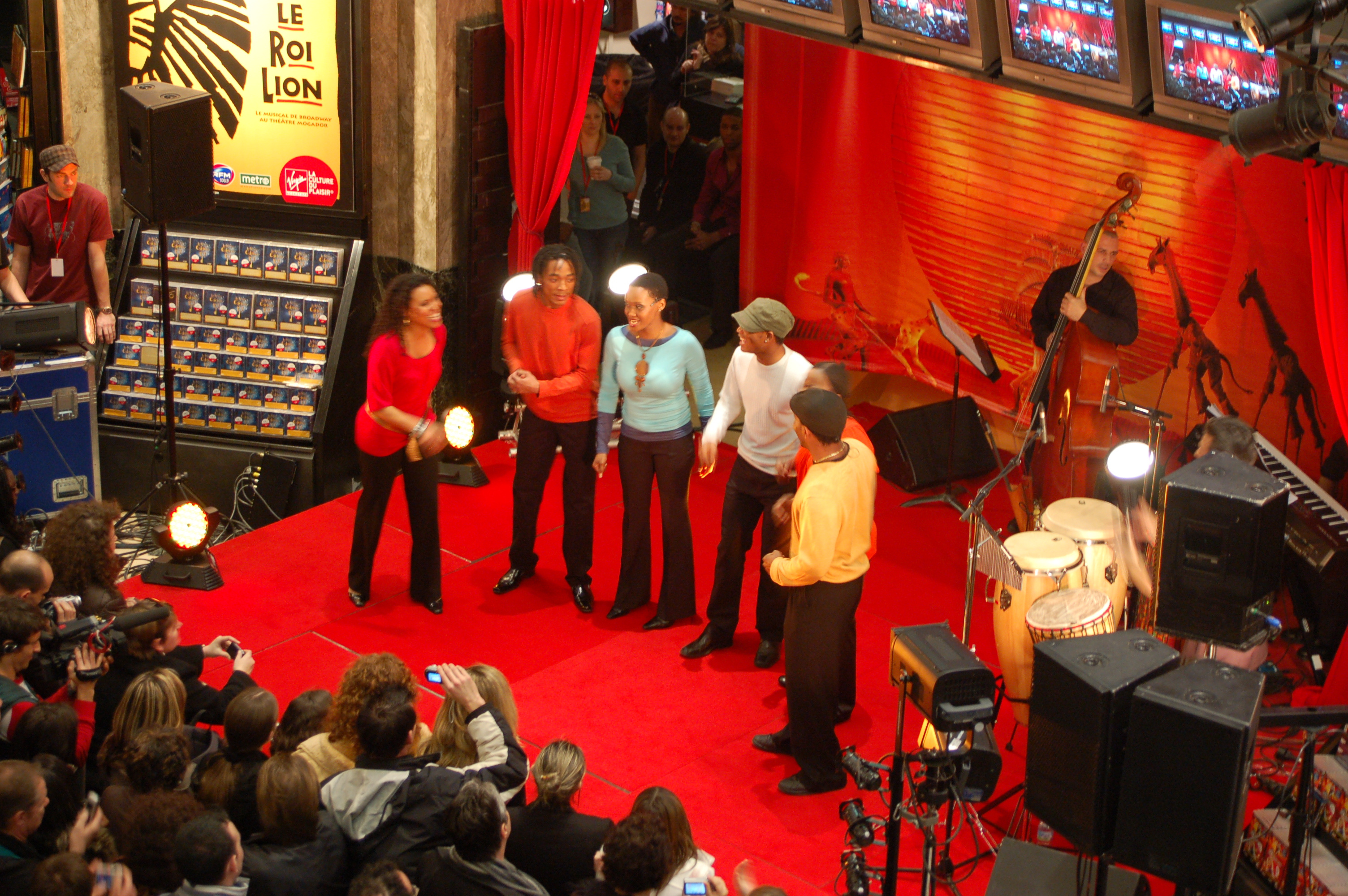 Le Roi Lion en mini-concert au Virgin Megastore - La chasse des lionnes