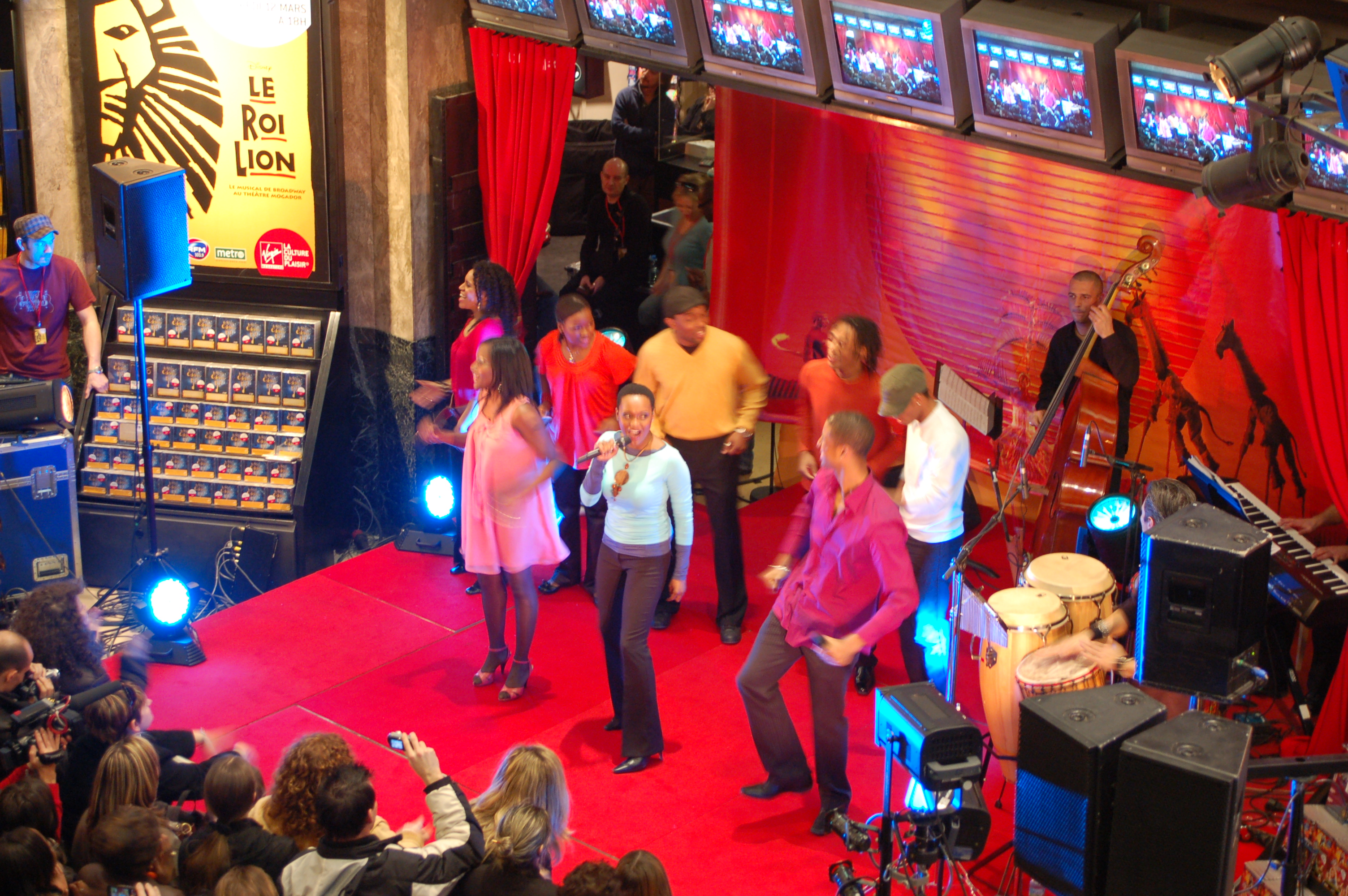 Le Roi Lion en mini-concert au Virgin Megastore - Il vit en toi