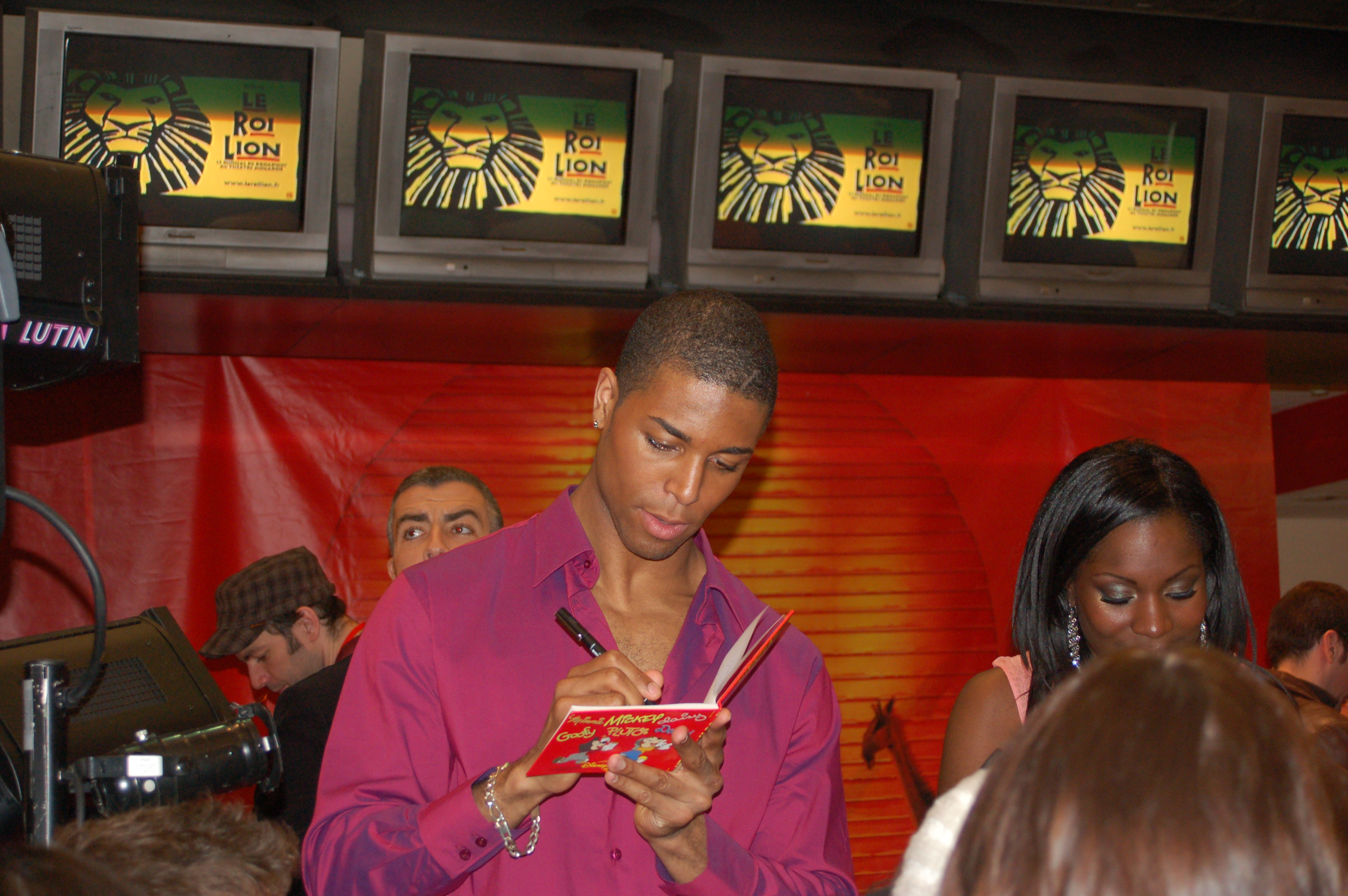 Le Roi Lion en mini-concert au Virgin Megastore - autographes