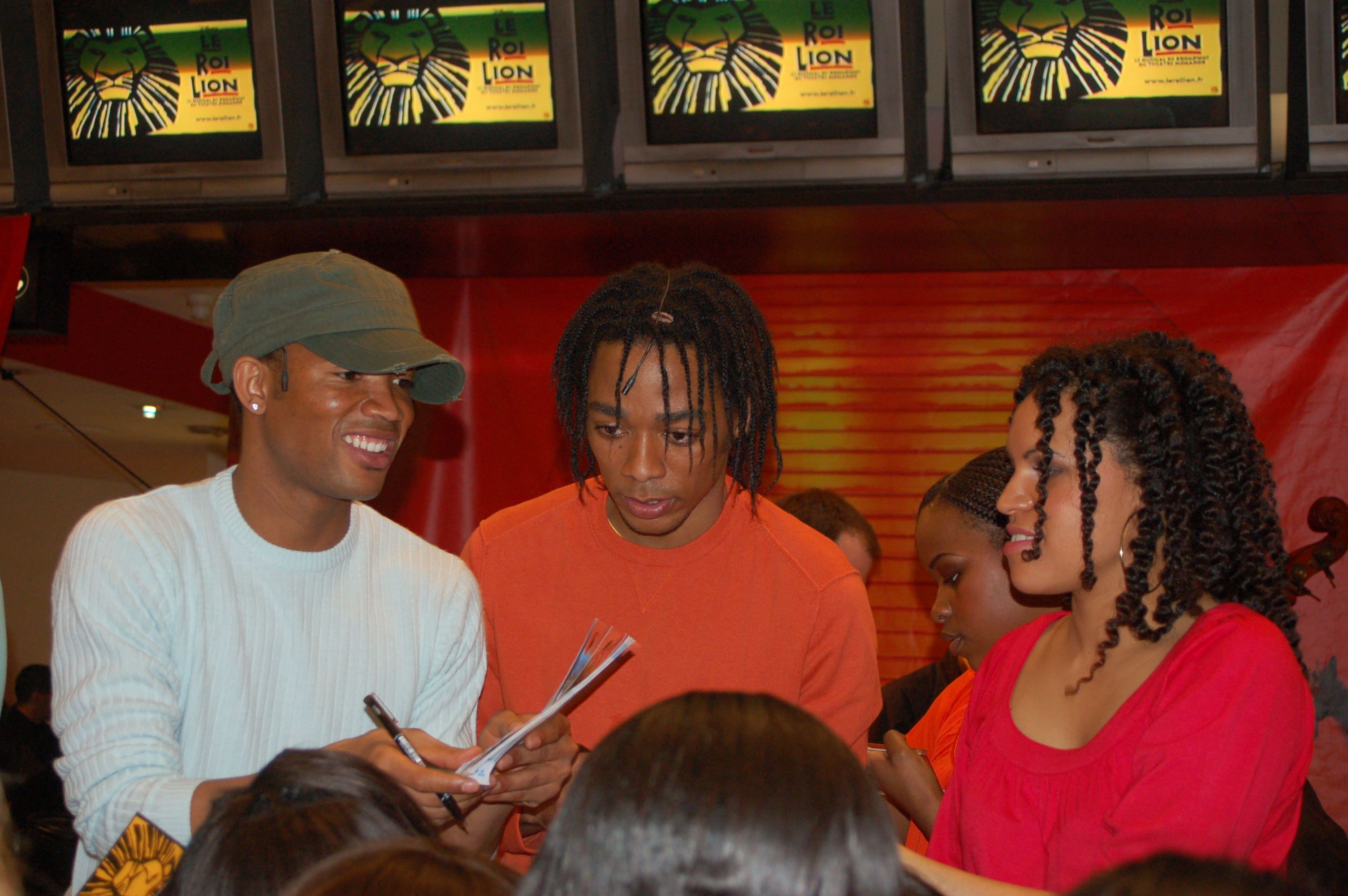 Le Roi Lion en mini-concert au Virgin Megastore - autographes