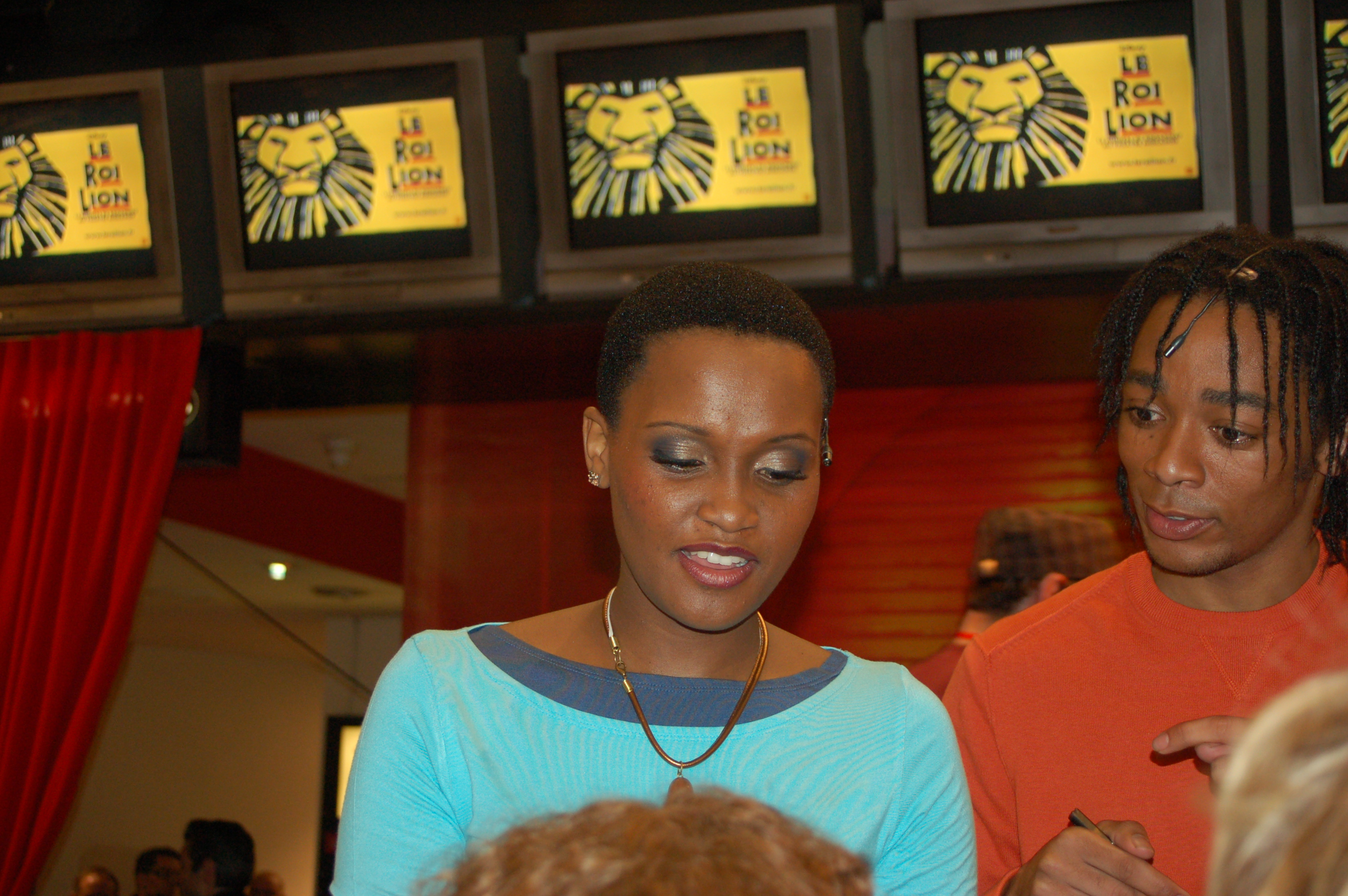 Le Roi Lion en mini-concert au Virgin Megastore - autographes