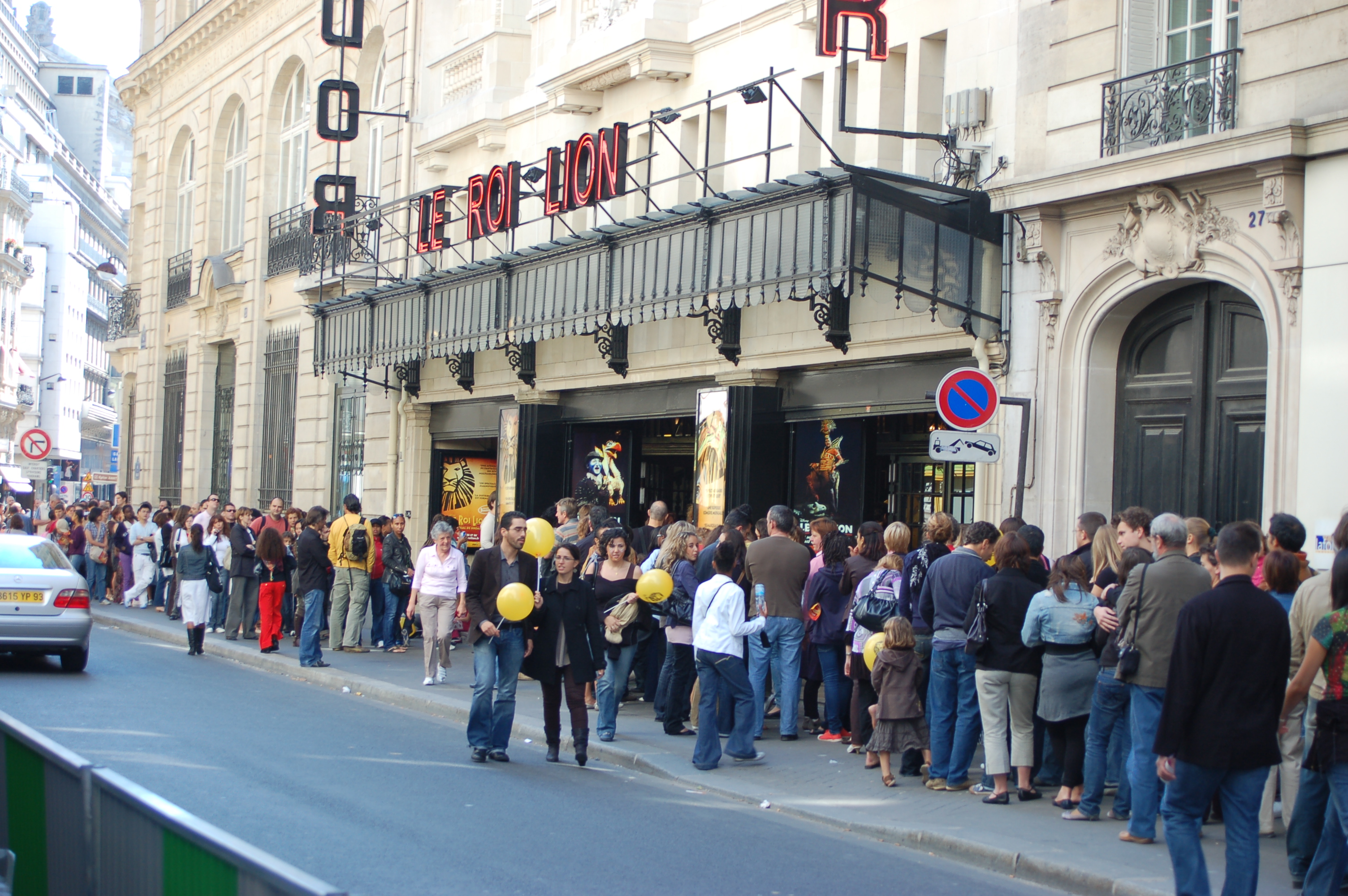Les Portes Ouvertes du Roi LIon au théâtre Mogador